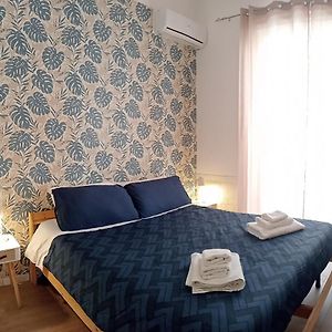 Camera piccola con letto king size